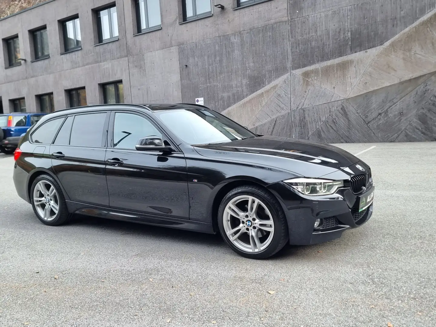 BMW 320 320d xDrive Touring M Sport Aut. Schwarz - 1