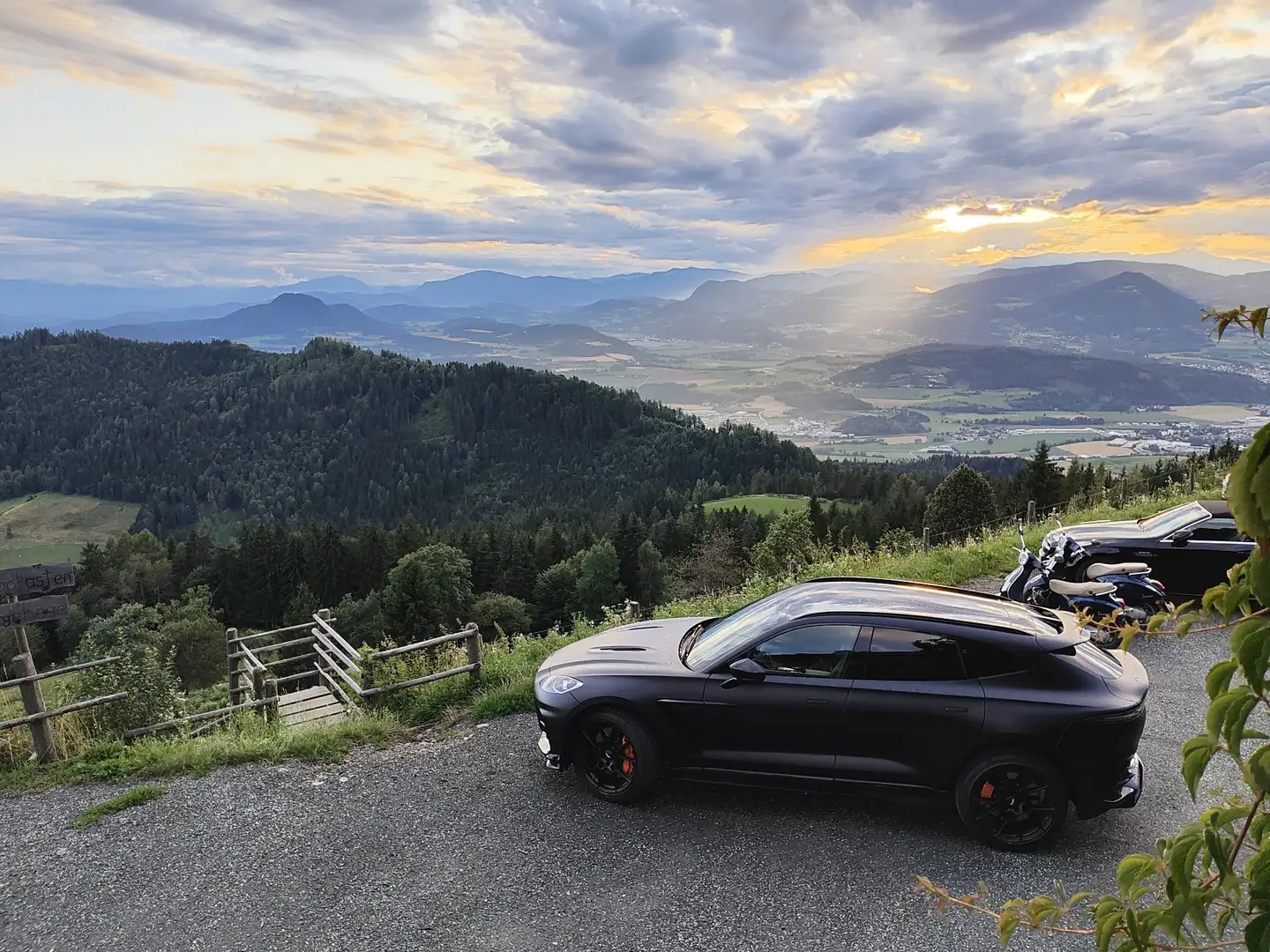 Aston Martin DBX 707 Černá - 1