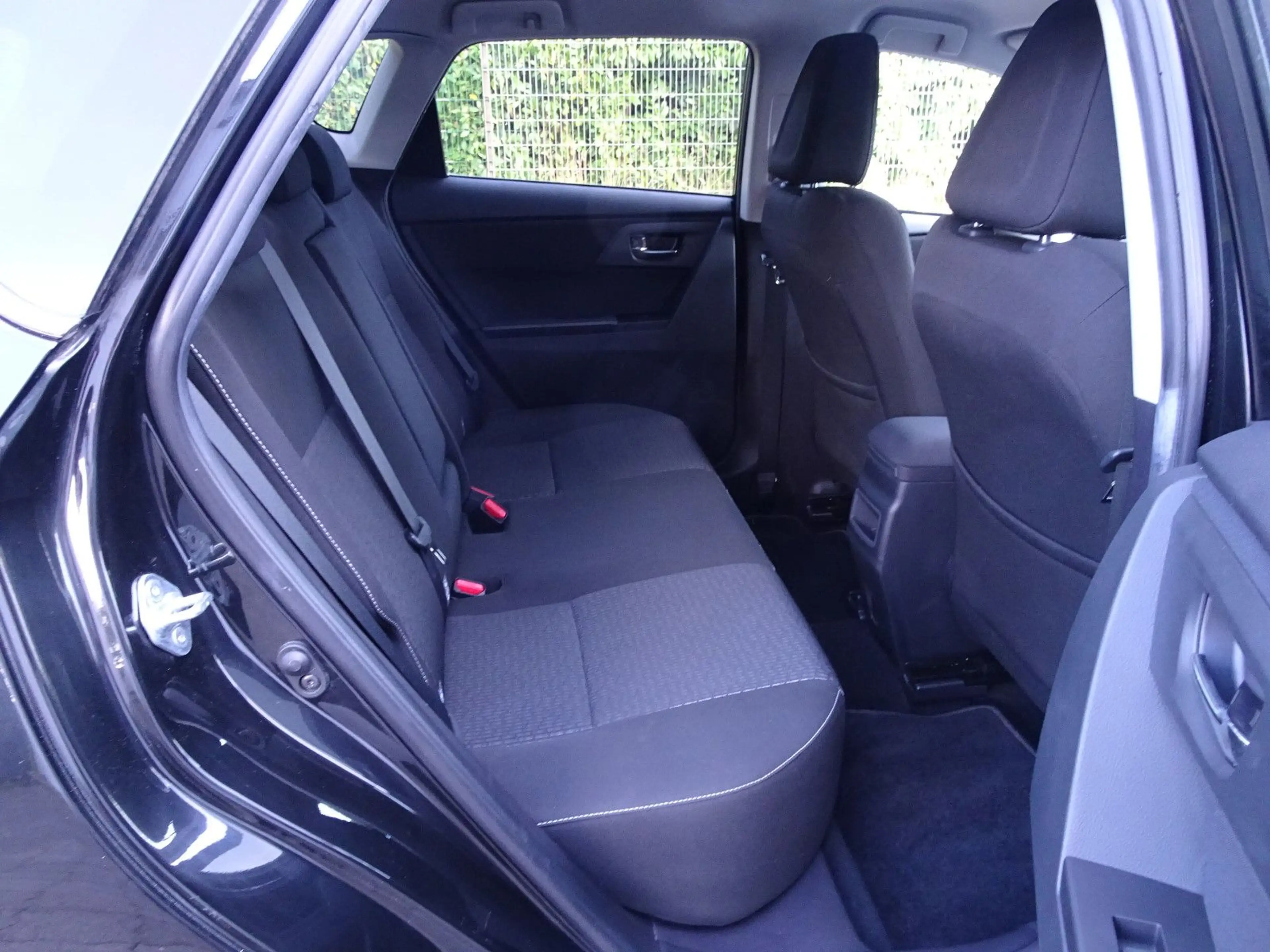 Toyota Auris 1,33-l-Dual-VVT-i / 1-Hand — photo 16