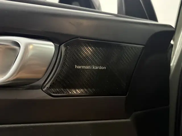 Volvo XC40 view 15