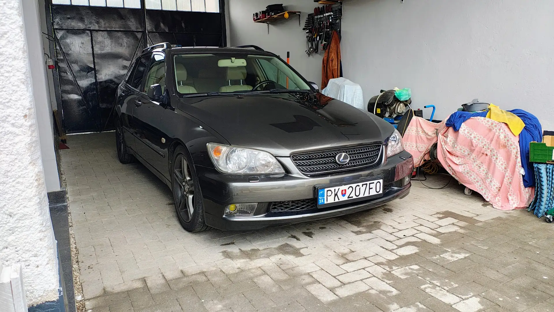 Lexus IS 300 SportCross - 2