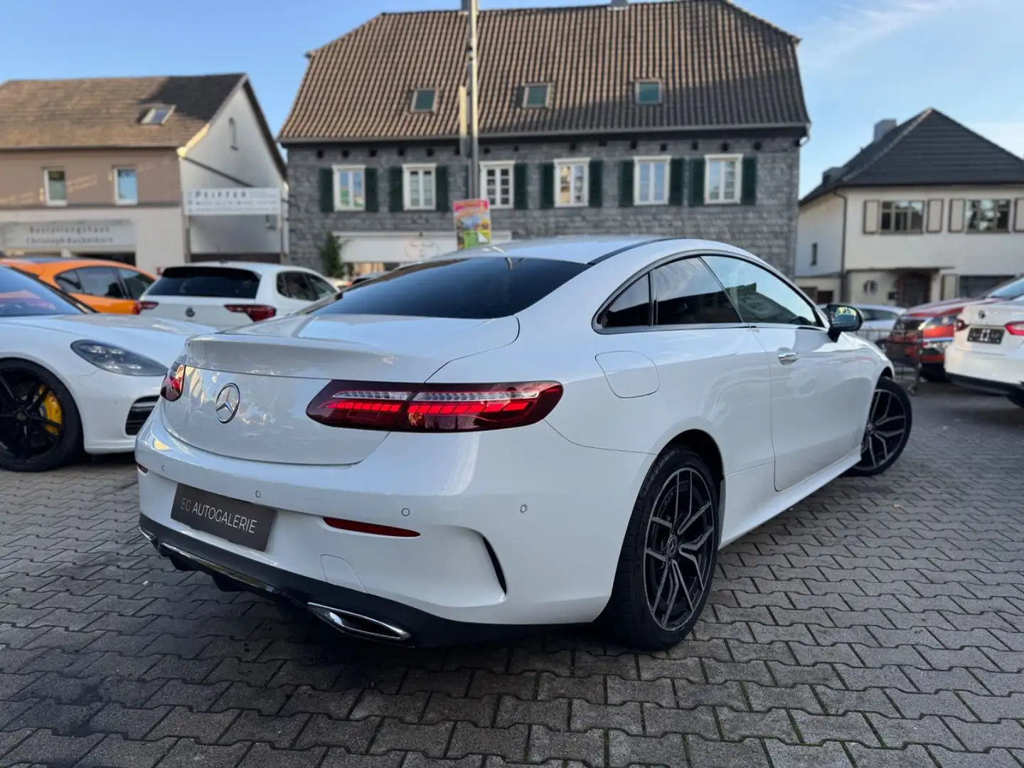 Mercedes-Benz E 220 d Coupe *JUNGE-STERNE*AMG*SCHECKHEFT* Weiß - 2
