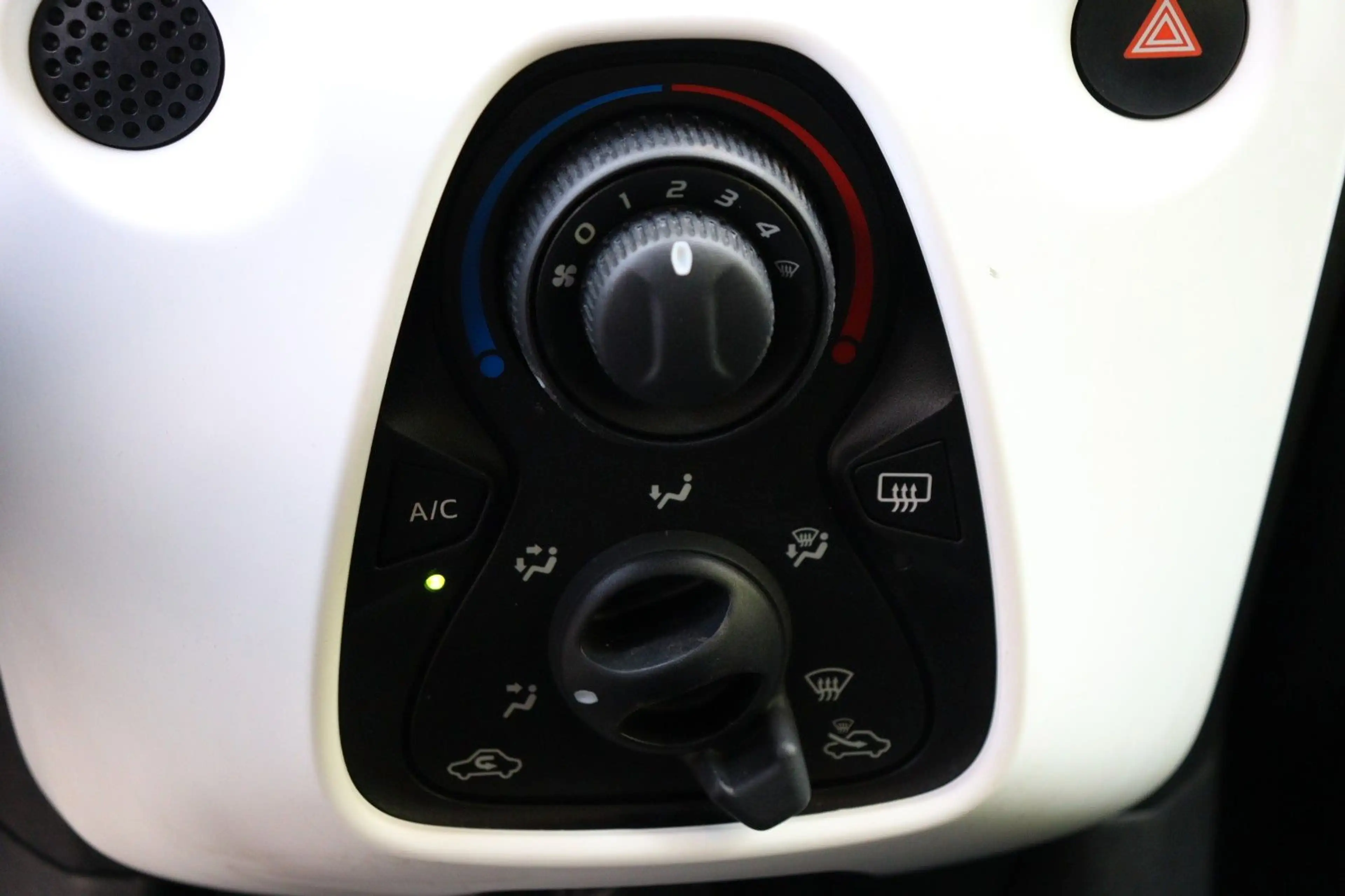 Peugeot 108 Active — photo 15