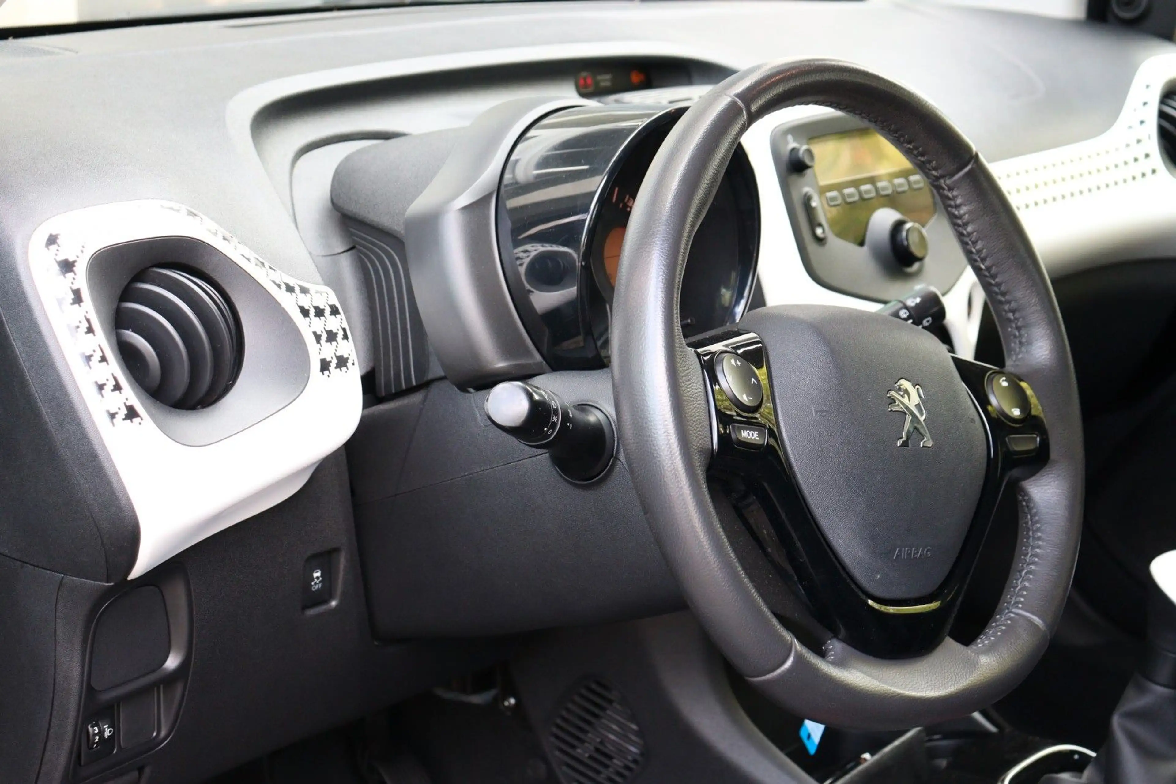 Peugeot 108 Active — photo 13