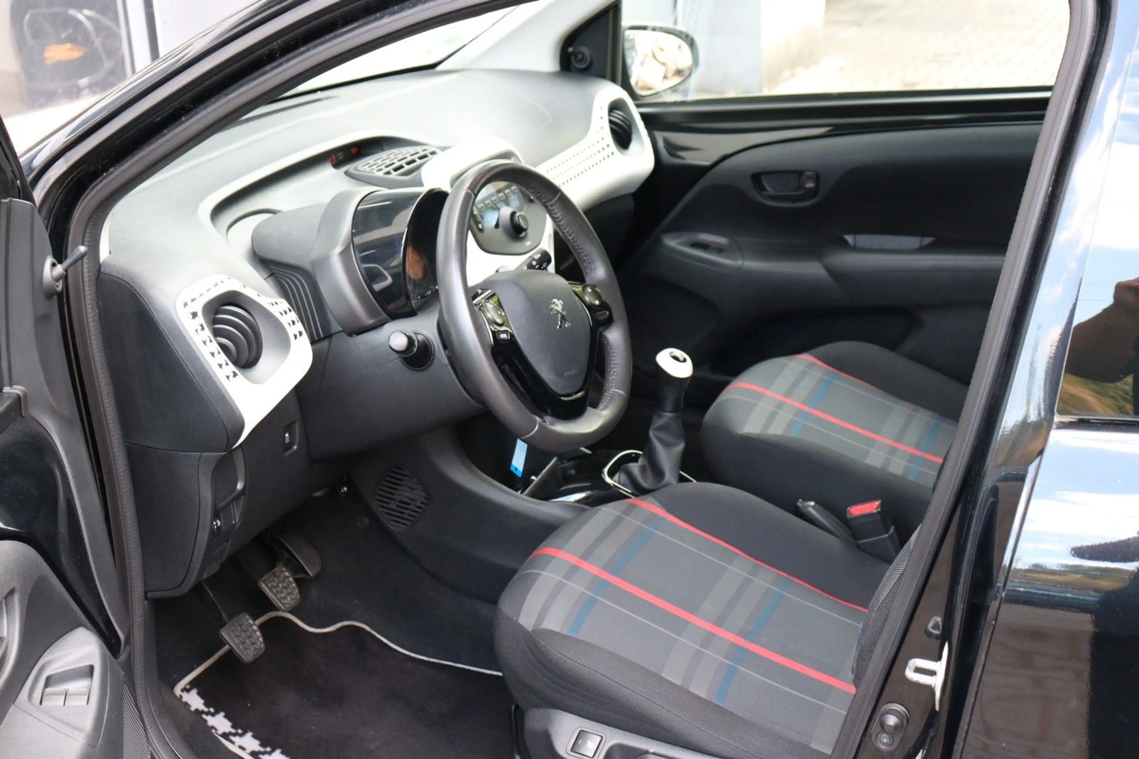 Peugeot 108 Active — photo 7