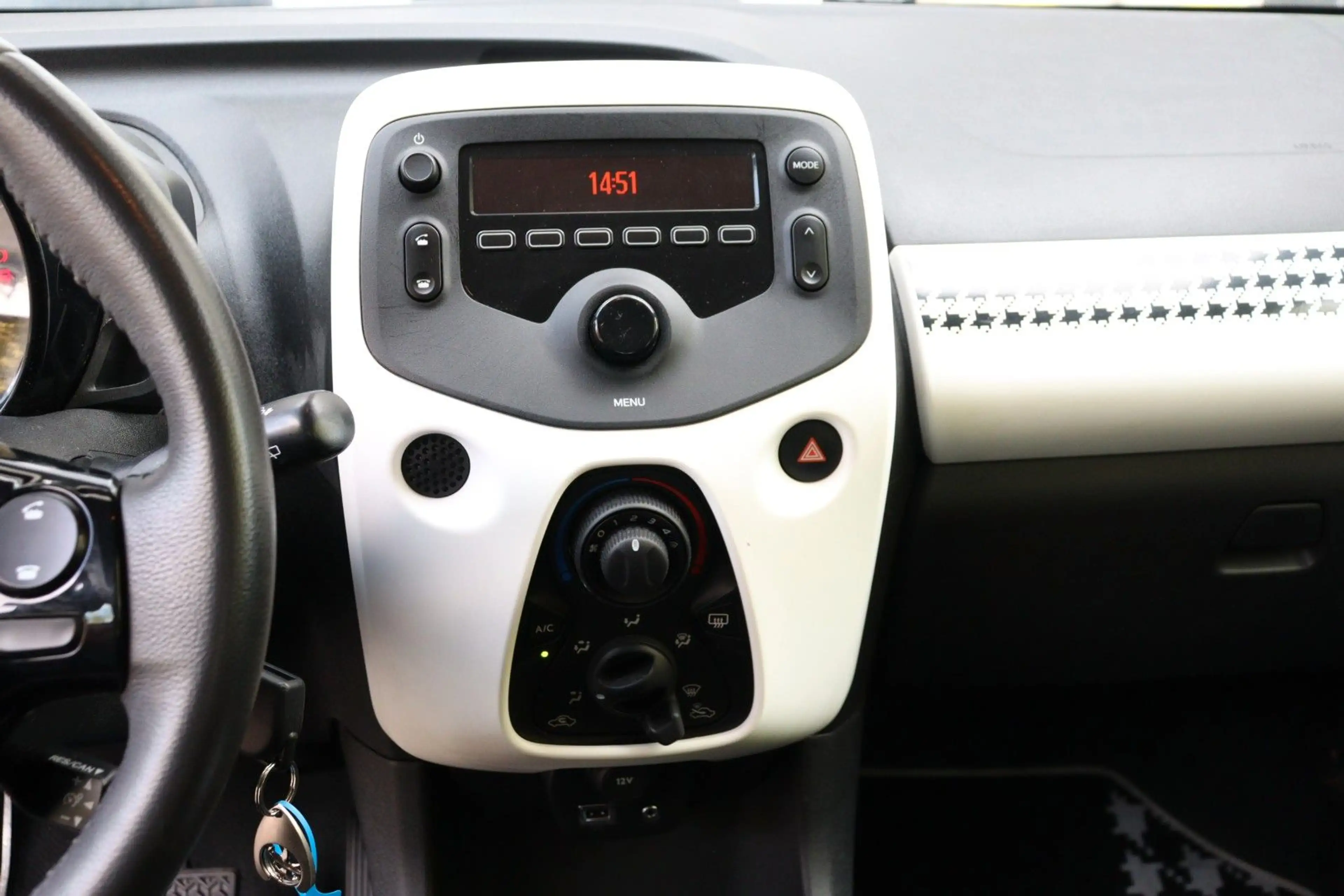 Peugeot 108 Active — photo 14
