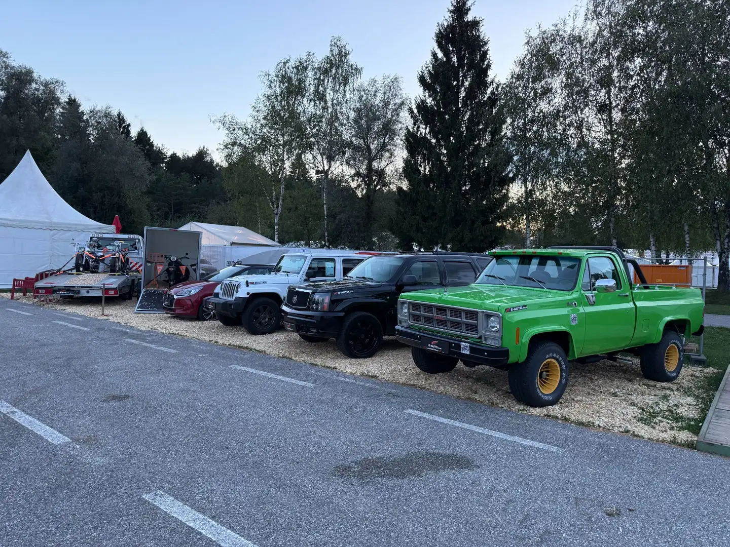 Cadillac Escalade 6.0 V8 Aut. *ÖSTERR. TYPISIERT *GEPFLEGTER ZUSTAN Schwarz - 2