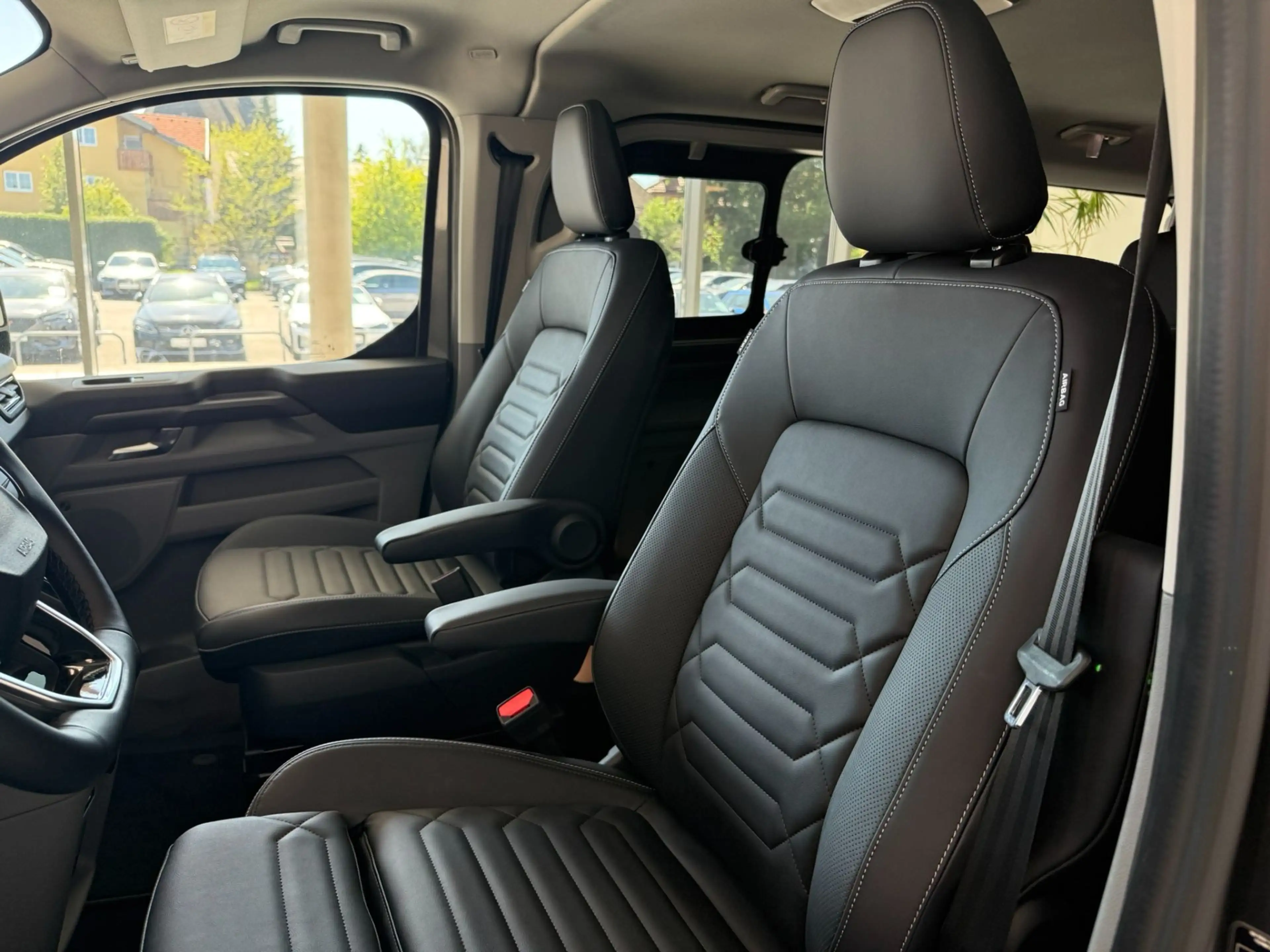 Ford Tourneo Custom Titanium X 2.5 PHEV 340 L1H1 FWD *Matrix AHK 360 — photo 13