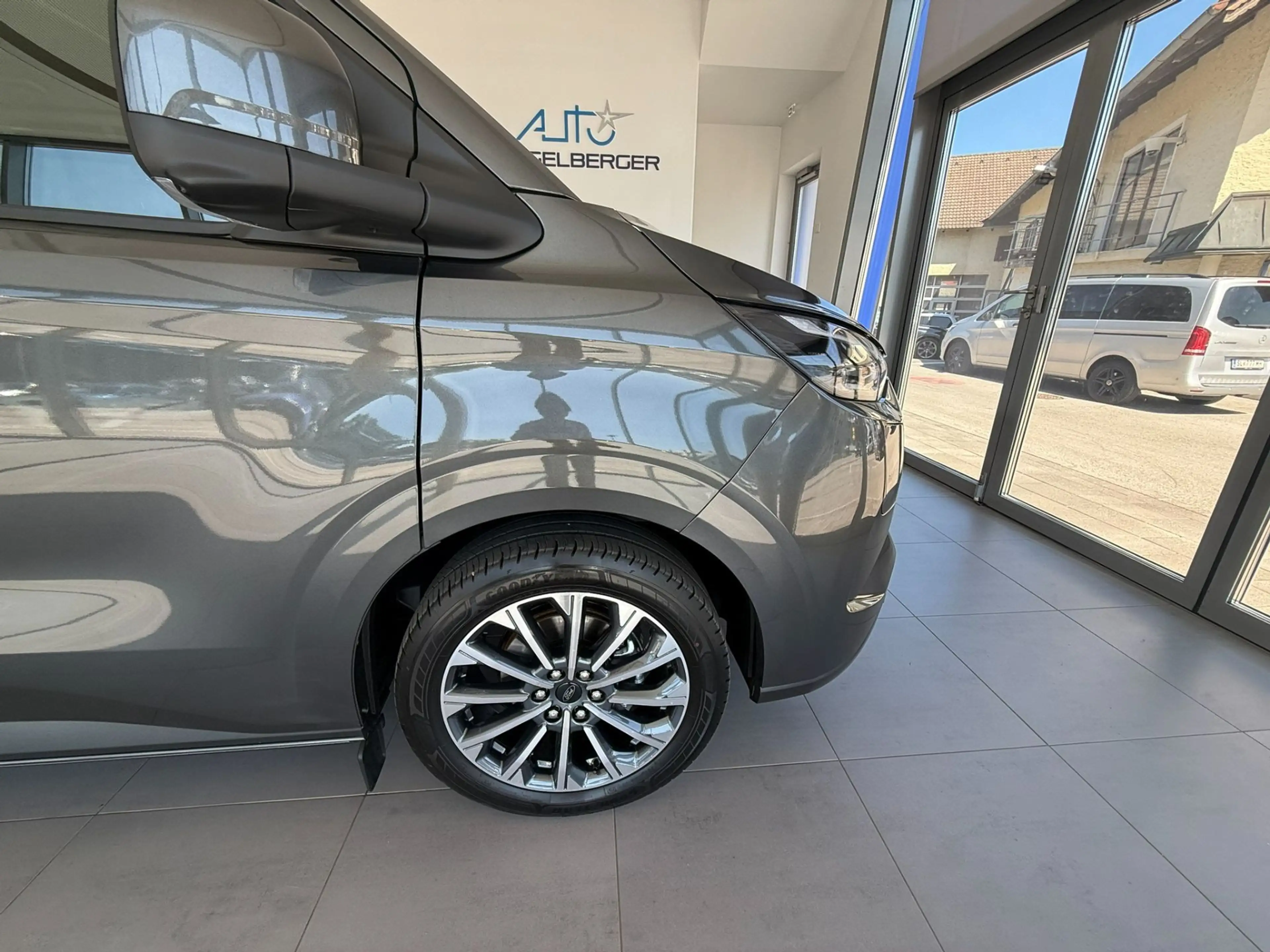 Ford Tourneo Custom Titanium X 2.5 PHEV 340 L1H1 FWD *Matrix AHK 360 — photo 9