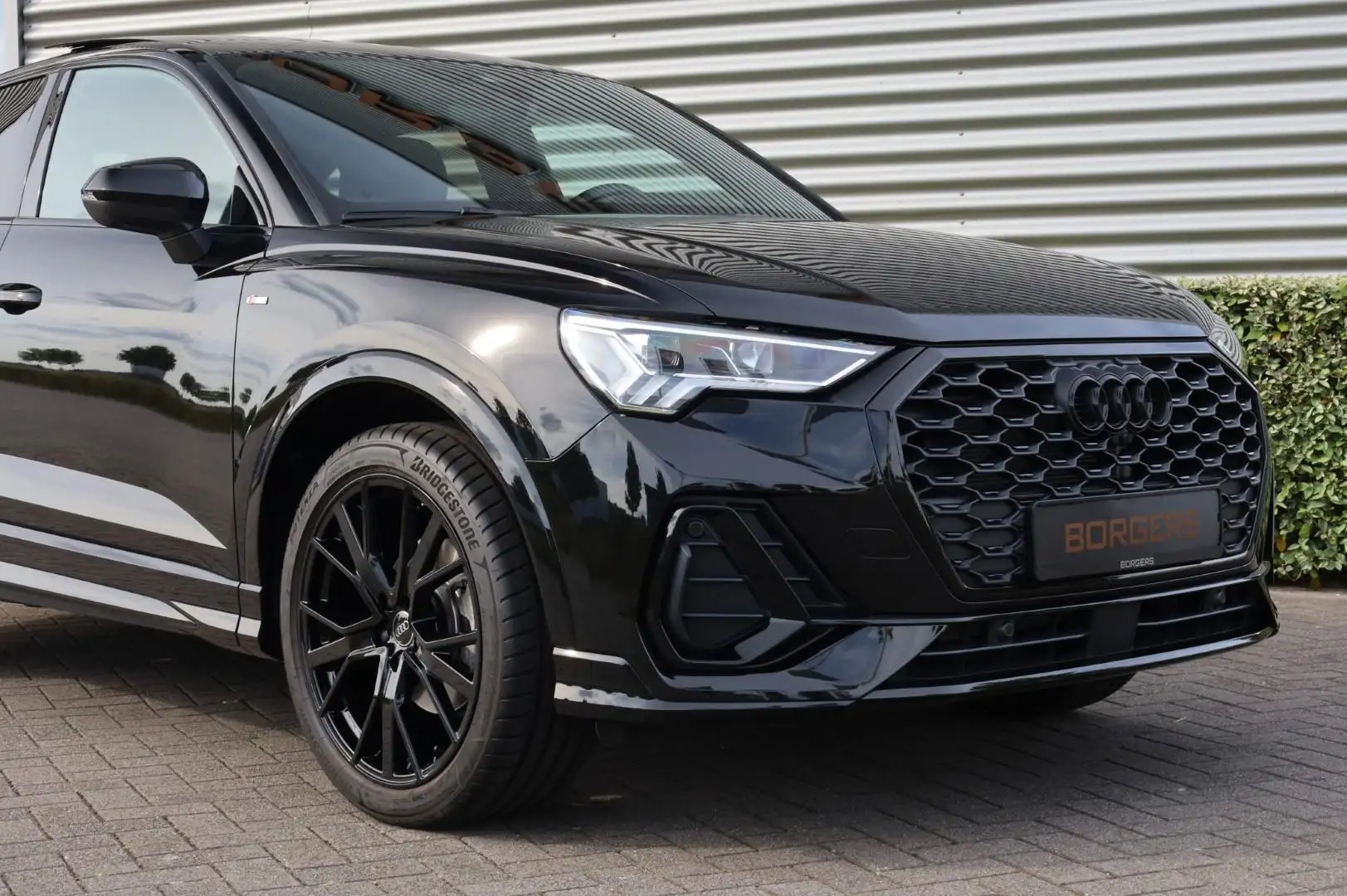 Audi Q3 Sportback 35 TFSI Standkachel l Trekhaak l Pano l Zwart - 2