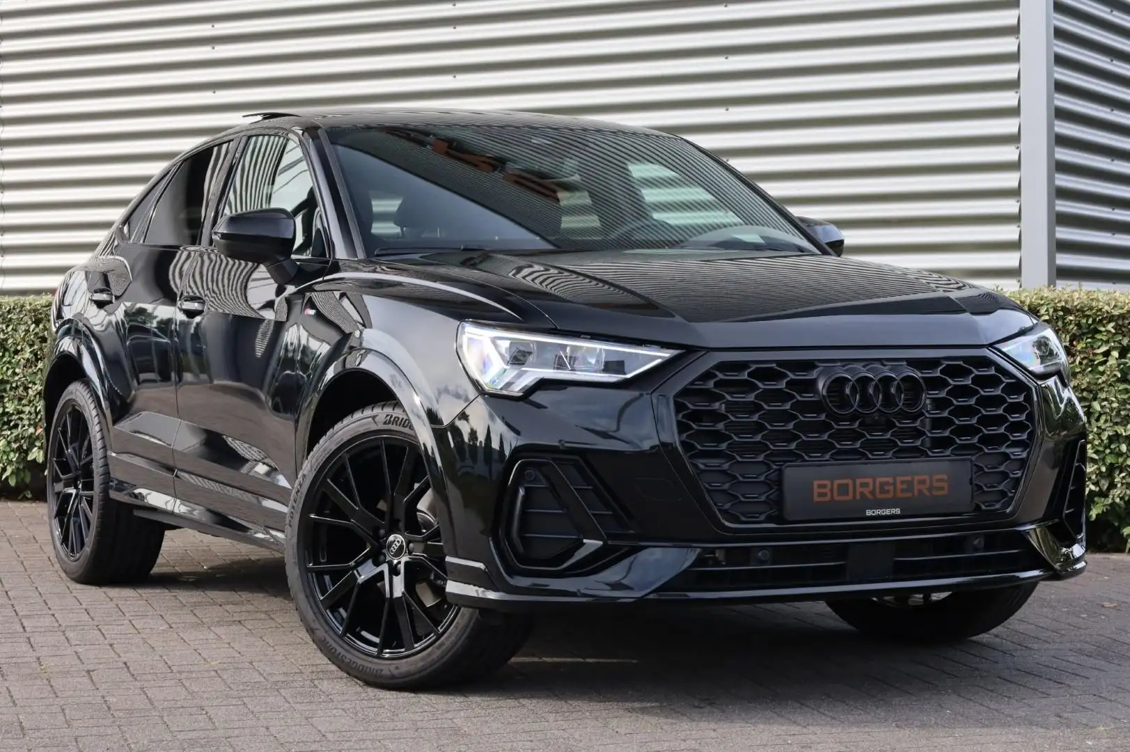 Audi Q3 Sportback 35 TFSI Standkachel l Trekhaak l Pano l Zwart - 1