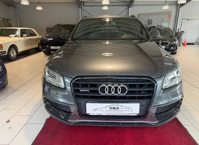 Audi Q5 view 3