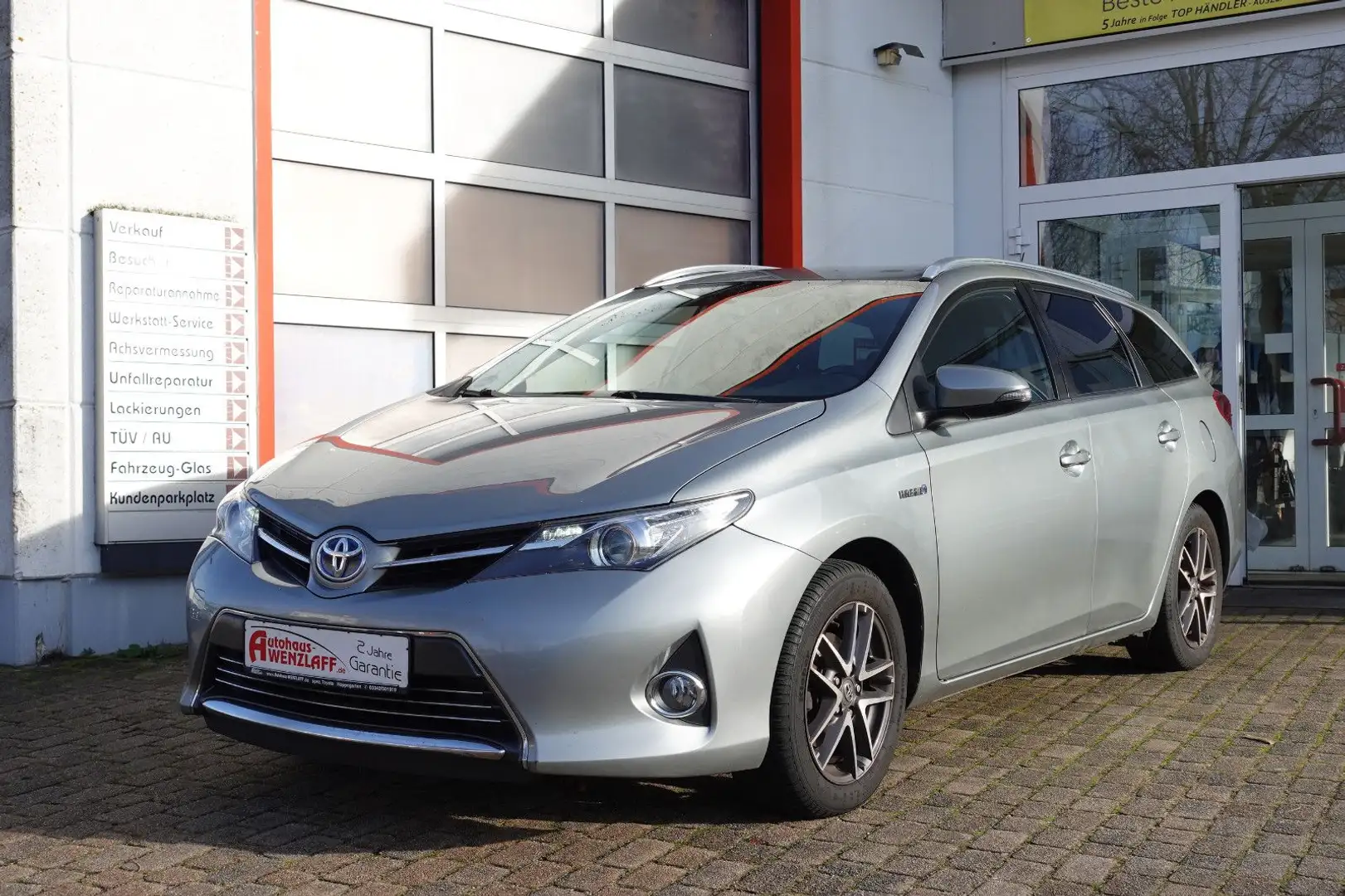 Toyota Auris Hybr. 1,8l Comf. 2 J Garan Grijs - 1