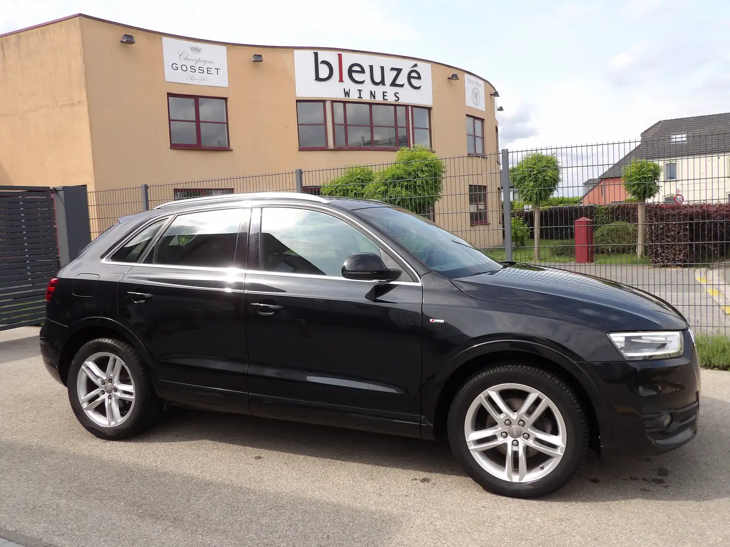 Audi Q3 2.0 TDi S line Schwarz - 2
