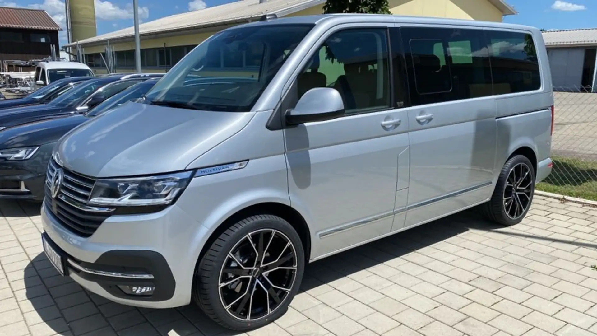 Volkswagen T6.1 Multivan DSG Kurz 4MOTION Exclusive Stříbrná - 1
