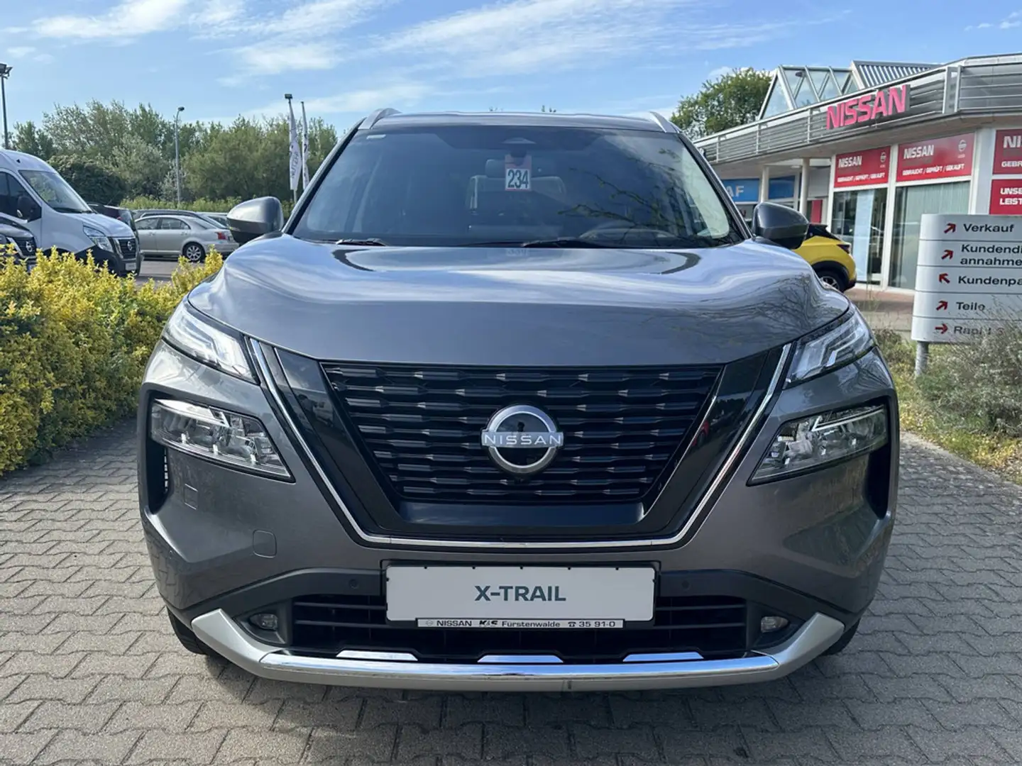 Nissan X-Trail 1.5 VC-T e-4ORCE 213 PS 4x4 Tekna 5 Sitze Grau - 2