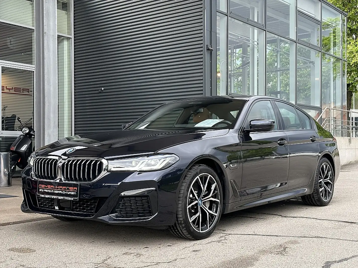 BMW 530 e PHEV M-Paket Aut. / Laser / AHK / Glasdach / ... Schwarz - 2
