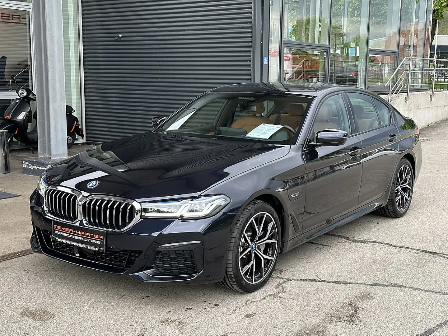 BMW 530 e PHEV M-Paket Aut. / Laser / AHK / Glasdach / ... Schwarz - 1