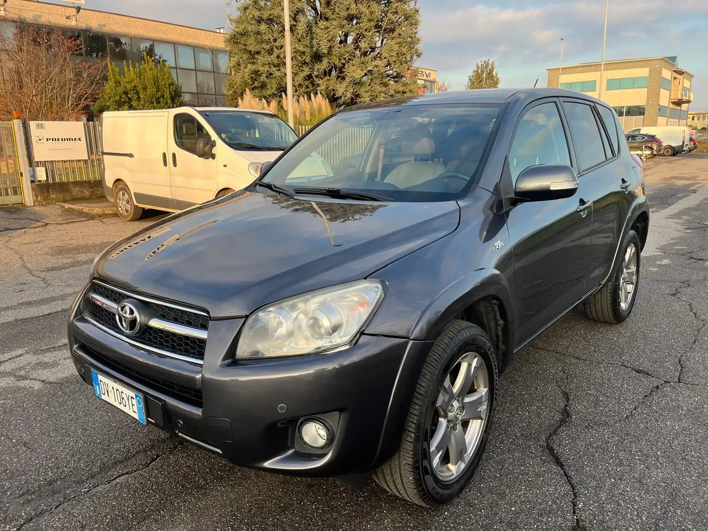 Toyota RAV 4 RAV4 2.2 d-cat Luxury 150cv auto dpf my09 Grijs - 1