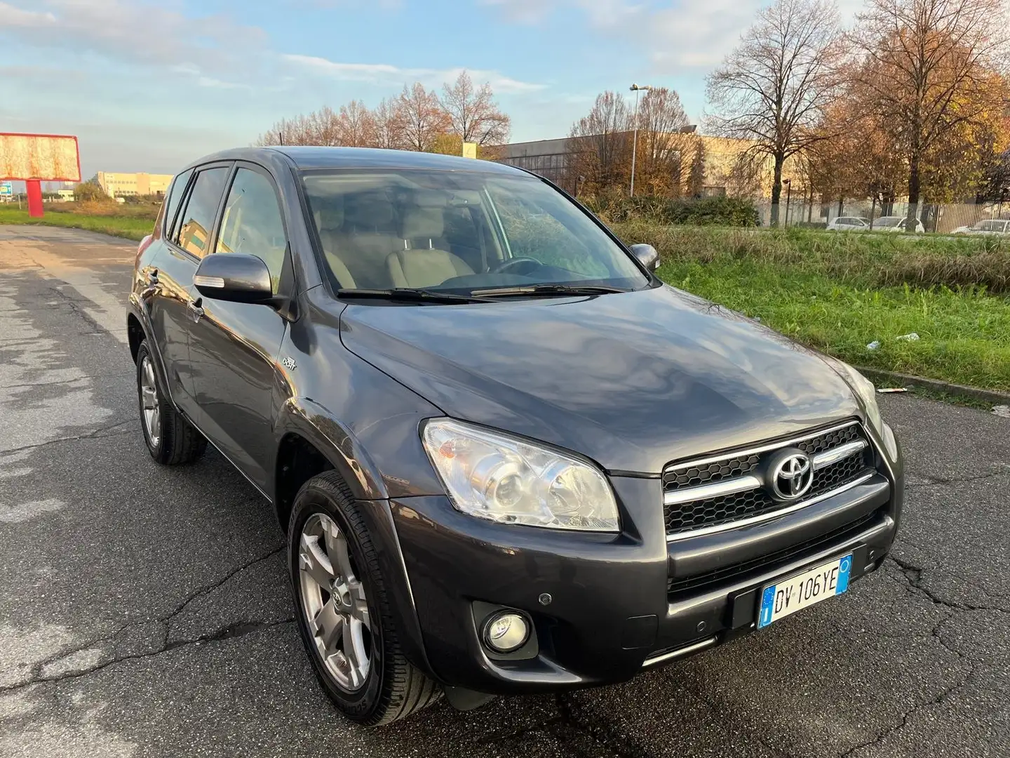 Toyota RAV 4 RAV4 2.2 d-cat Luxury 150cv auto dpf my09 Grijs - 2