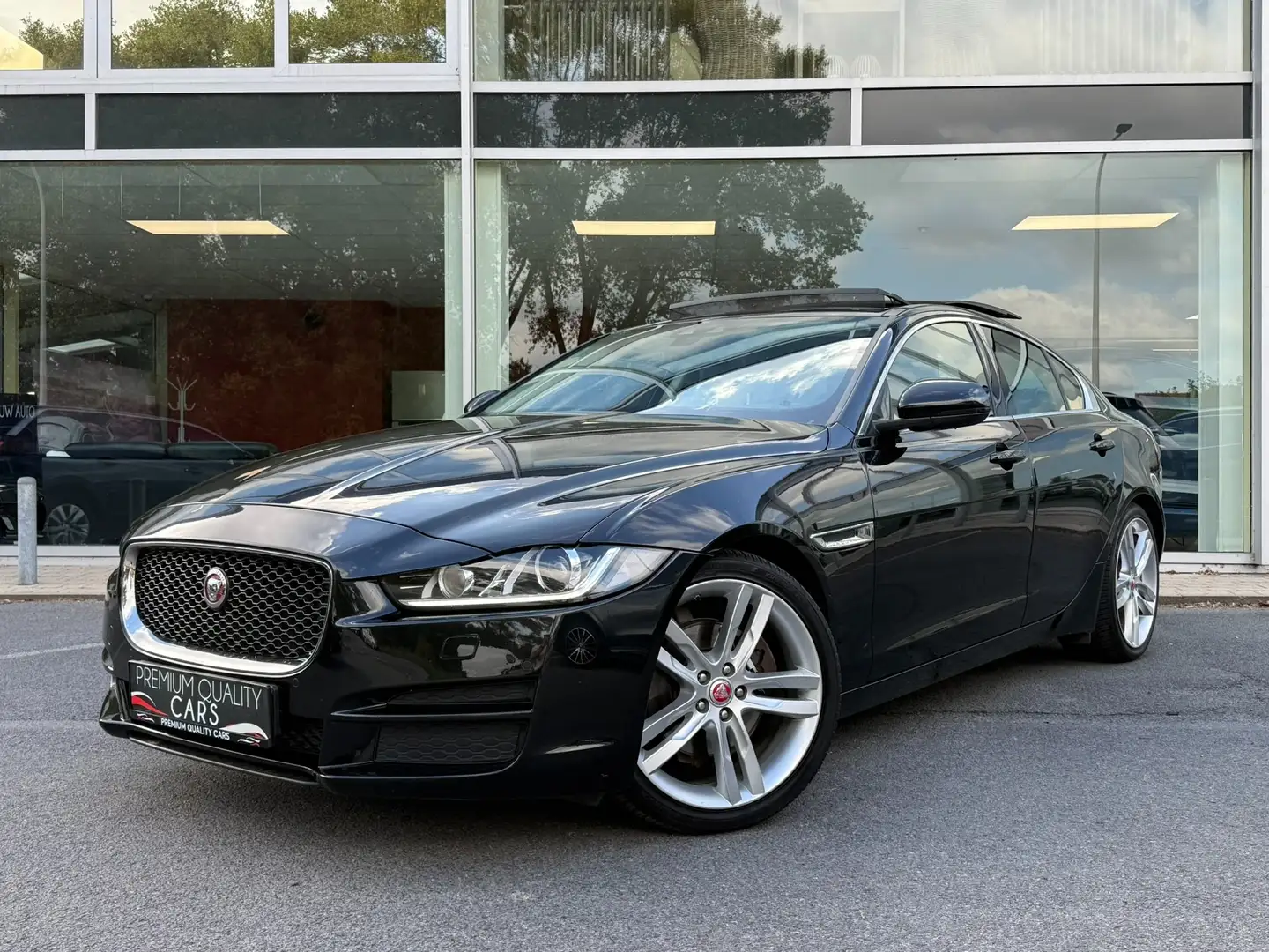 Jaguar XE Performance R-Sport / PANO /MERIDIAN / CARPLAY / Zwart - 1