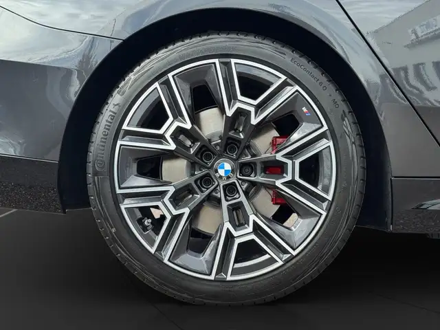 BMW 5 Series view 11