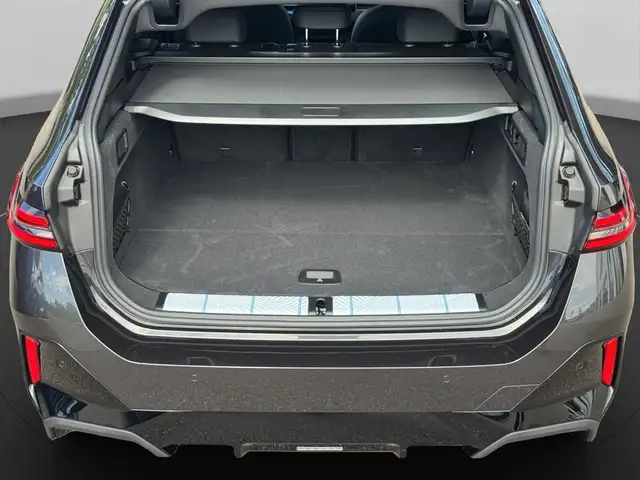 BMW 5 Series view 14