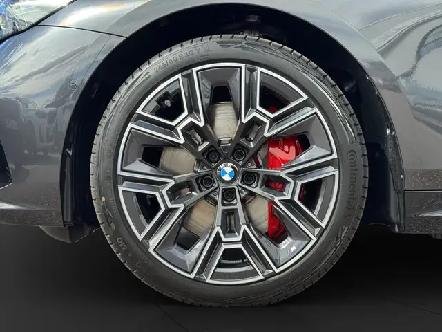 BMW 5 Series view 9