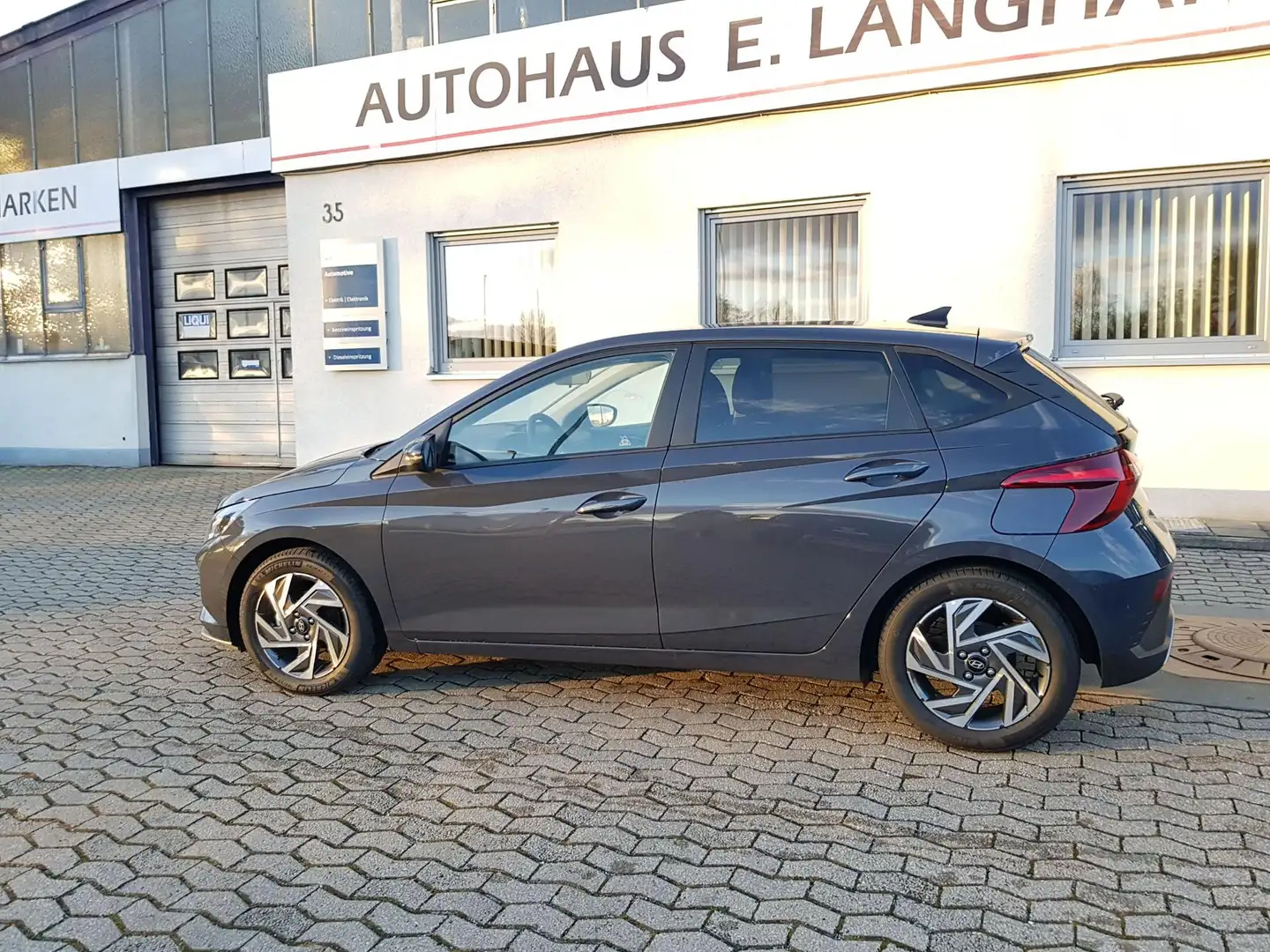 Hyundai i20 1.2 Family 62 kW (84 PS), Schalt. 5-Gang, Front... Grau - 2