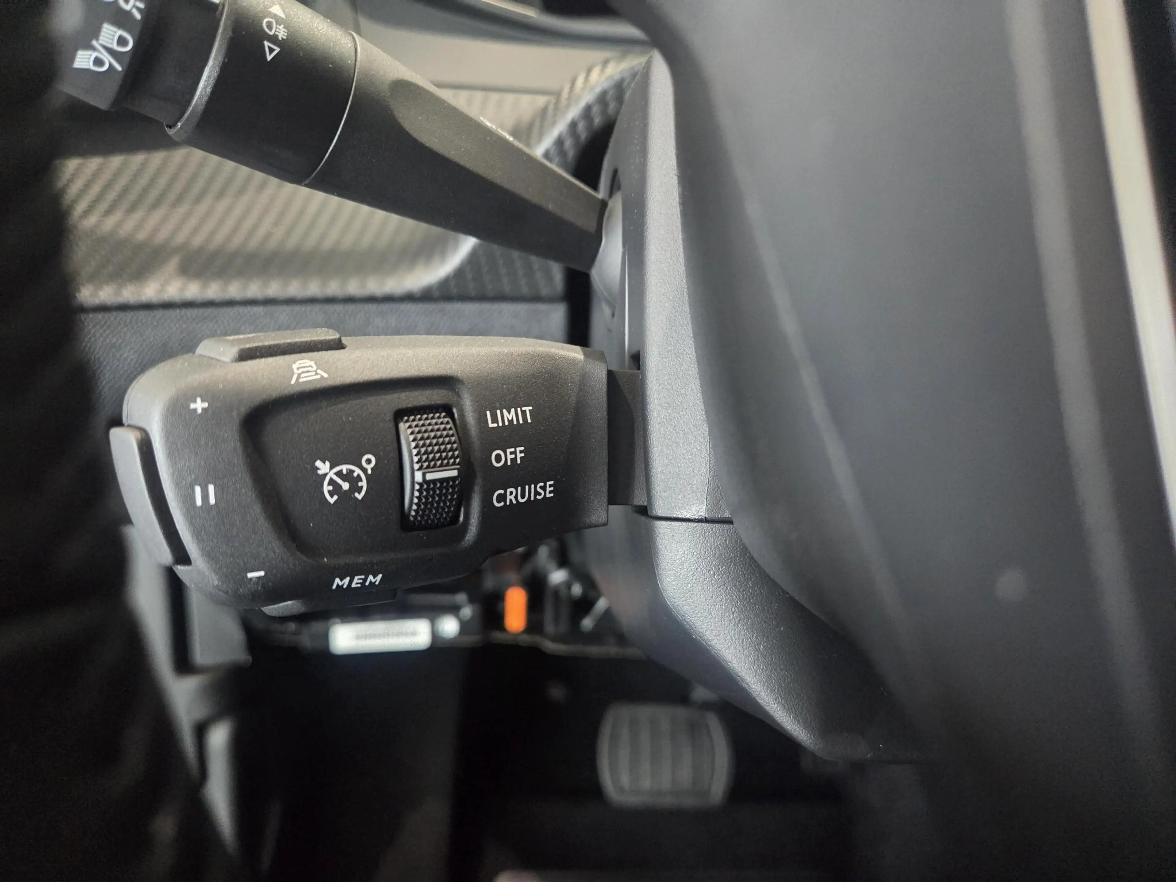 Peugeot 2008 1.2 Hybrid 136 Allure | 360 Camera | Adaptive crui — photo 9