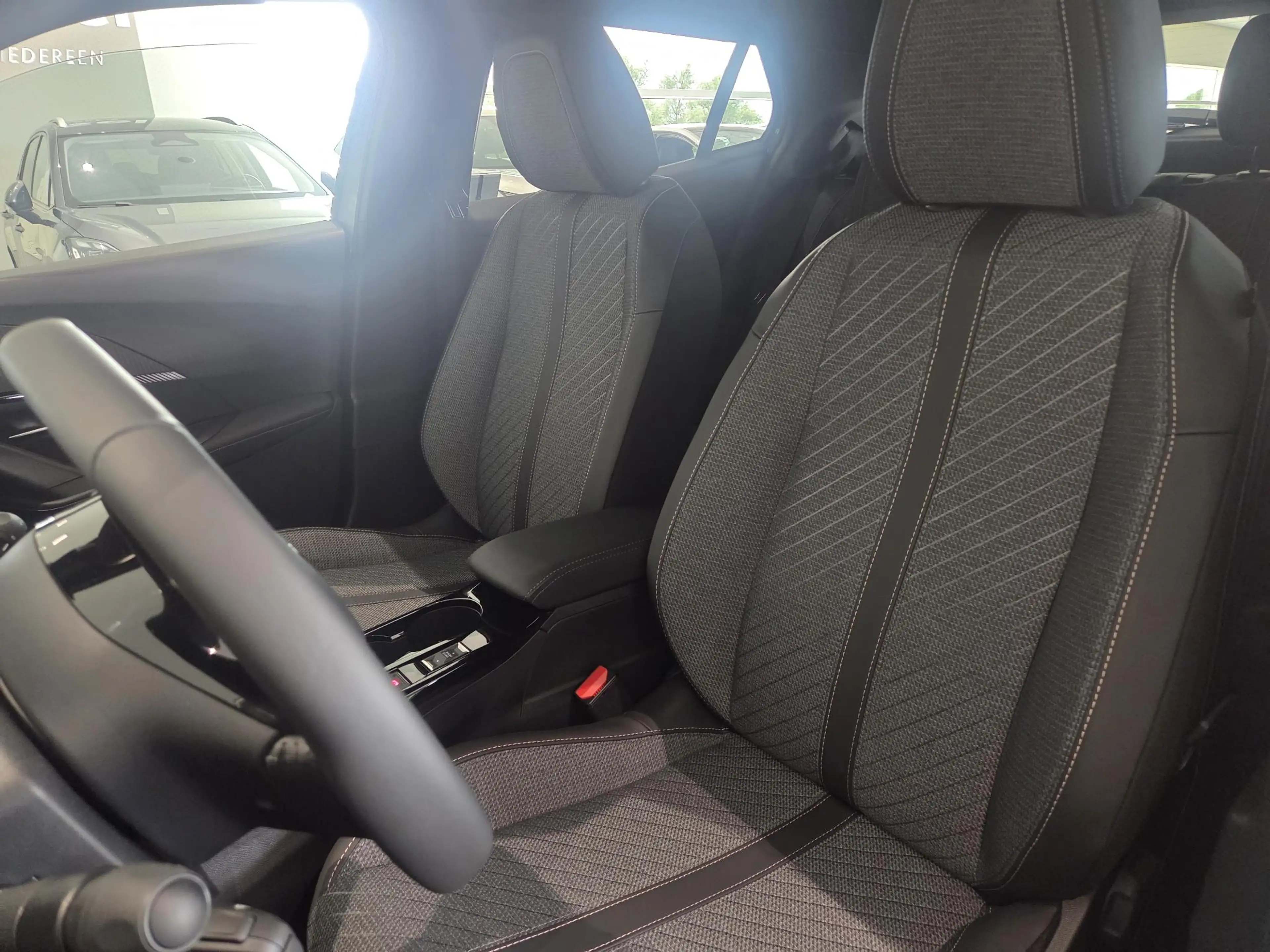 Peugeot 2008 1.2 Hybrid 136 Allure | 360 Camera | Adaptive crui — photo 7