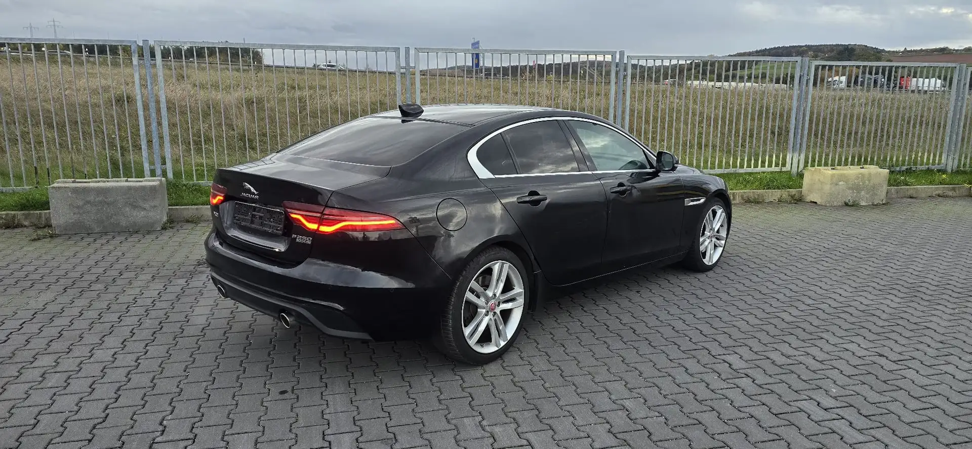 Jaguar XE 2.0 HSE Navi Leder Virtual 360° LED HUD DAB Noir - 2