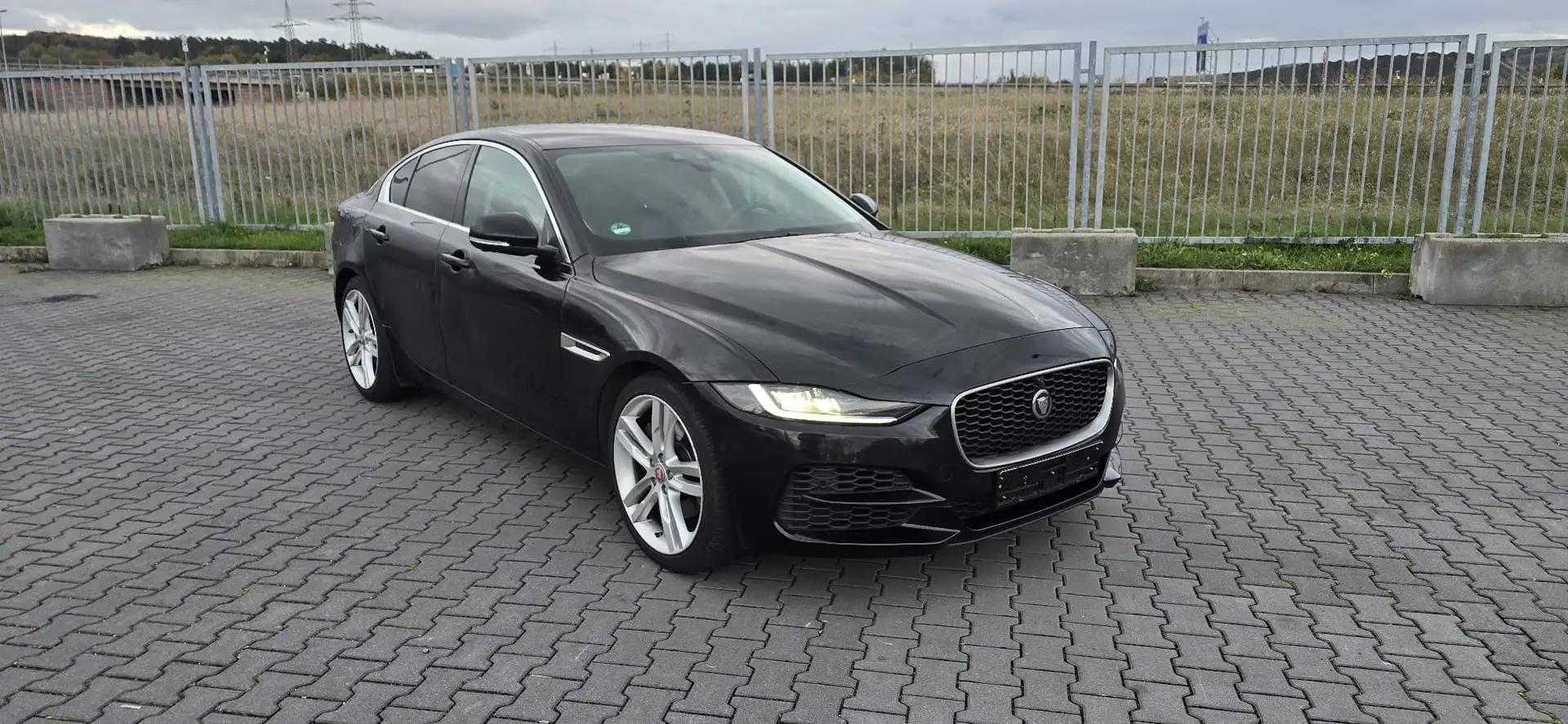 Jaguar XE 2.0 HSE Navi Leder Virtual 360° LED HUD DAB Noir - 1