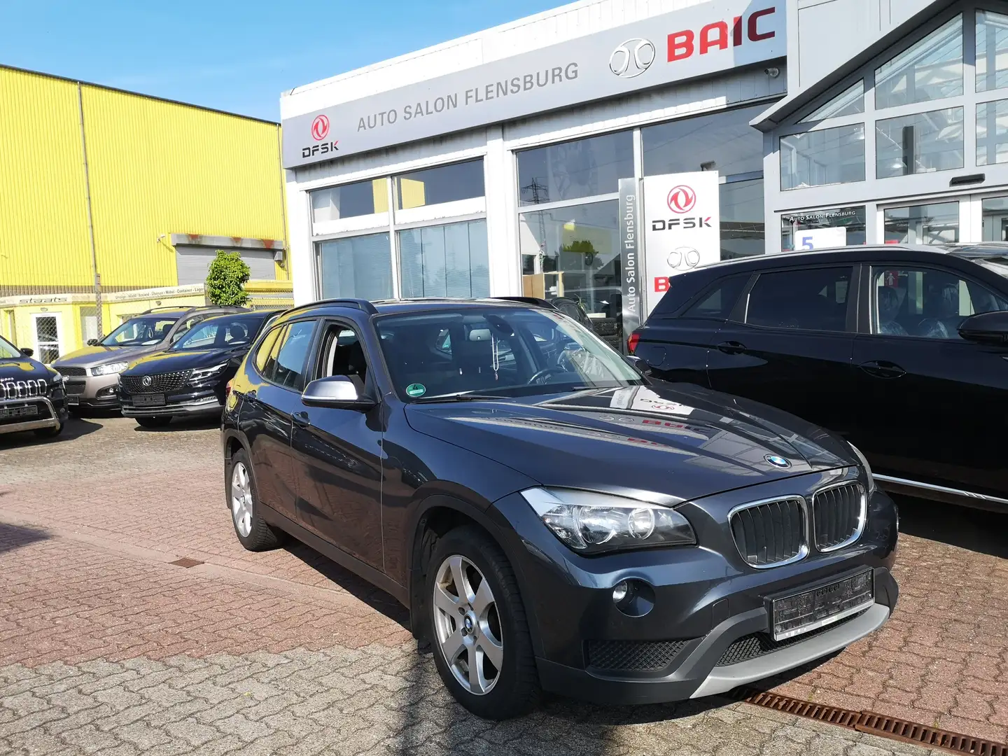 BMW X1 18d xDrive*Allrad*AHK*Navi* TÜV Neu*Schiebedach Grau - 1