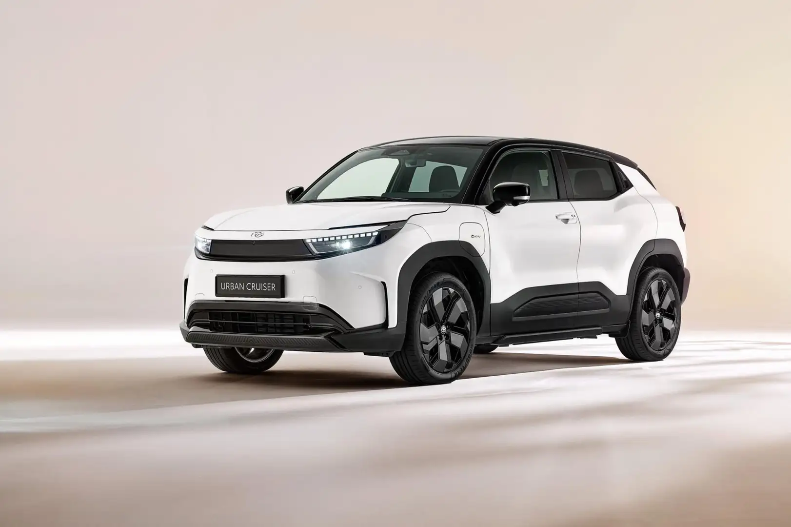 Toyota Urban Cruiser Active 49 kWh €30.995,- RIJKLAAR! Nu €2.000,- voor - 2