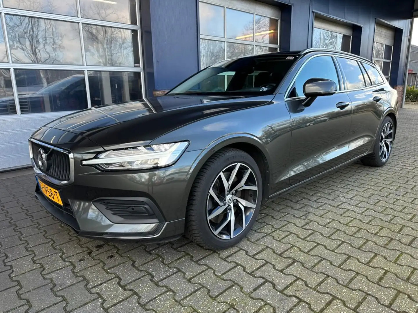 Volvo V60 2.0 T5 MOMENTUM AUTOMAAT. Gris - 1