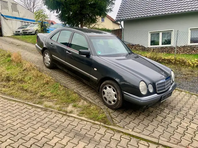 Mercedes-Benz E 320 Aut./Leder / TÜV NEU ! ! !