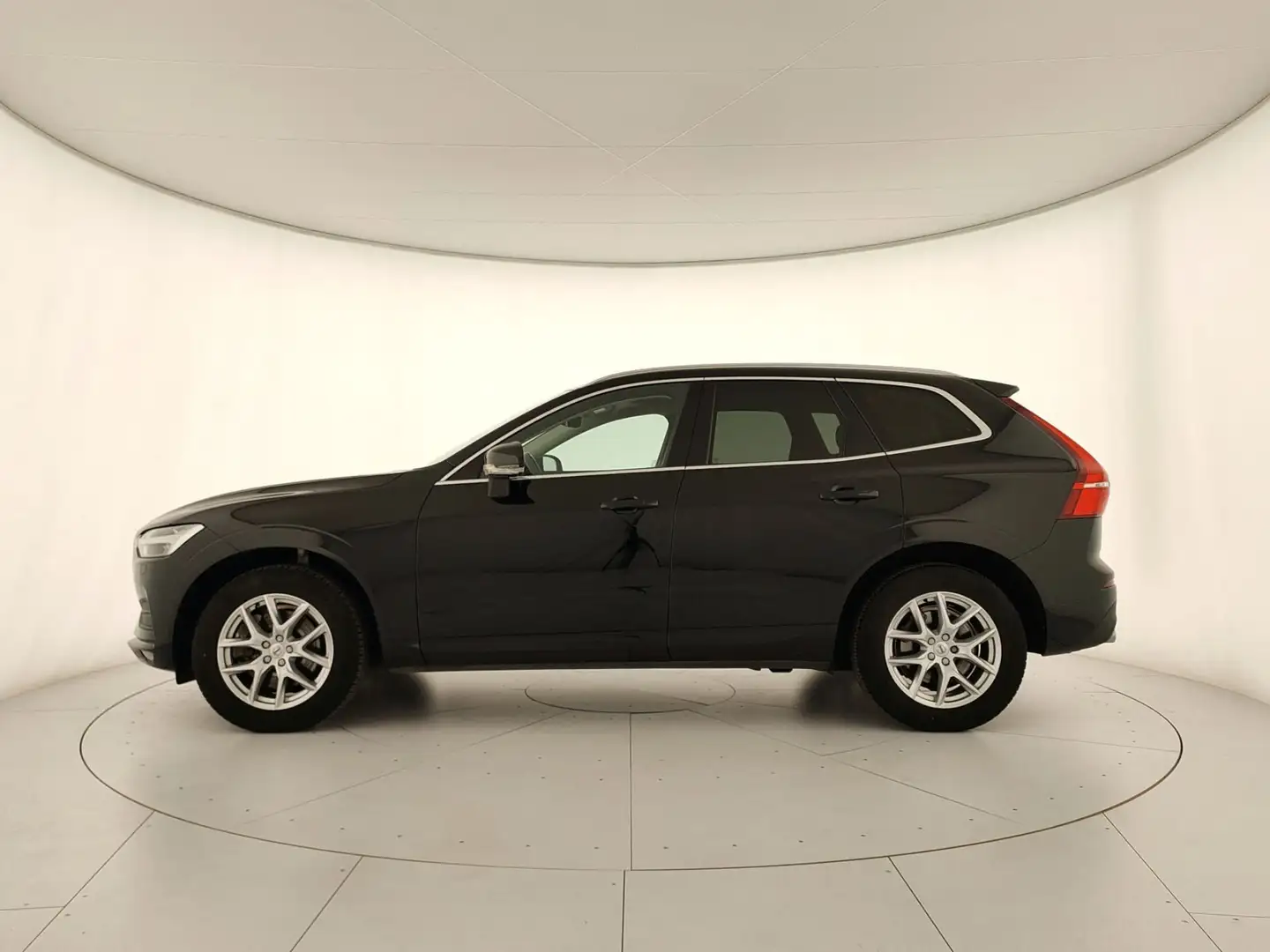 Volvo XC60 II 2.0 b4 Momentum Pro awd auto Чорний - 2