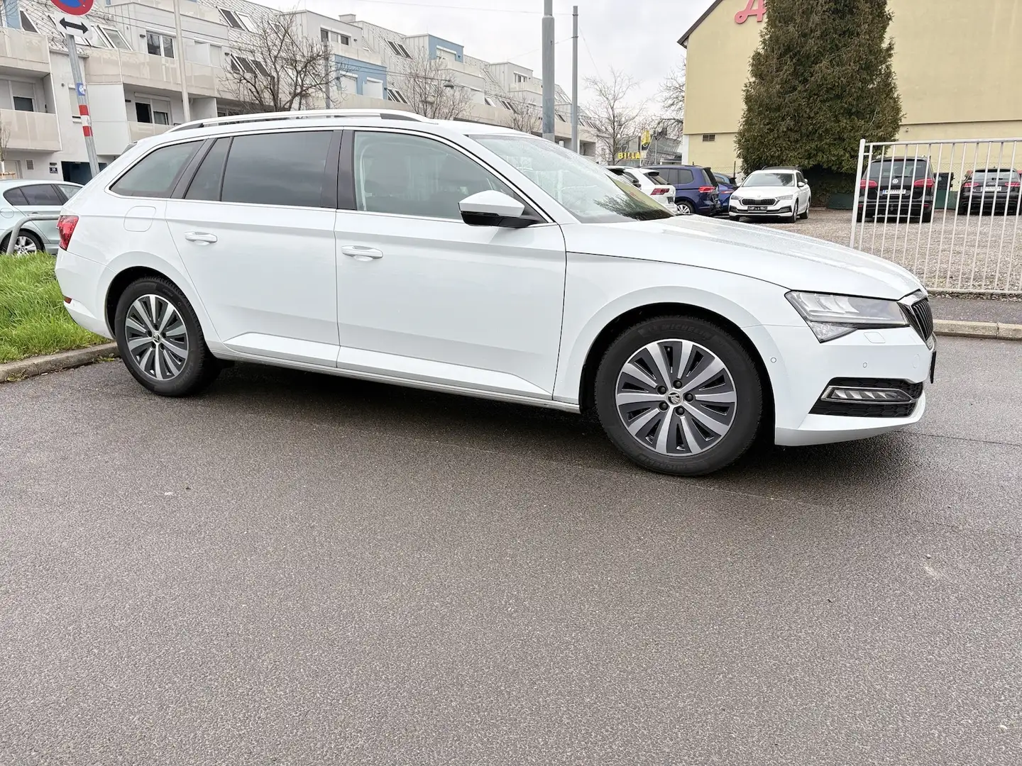Skoda Superb Kombi 2.0 TDI Style DSG*LED*NAVI*KAMERA Weiß - 1