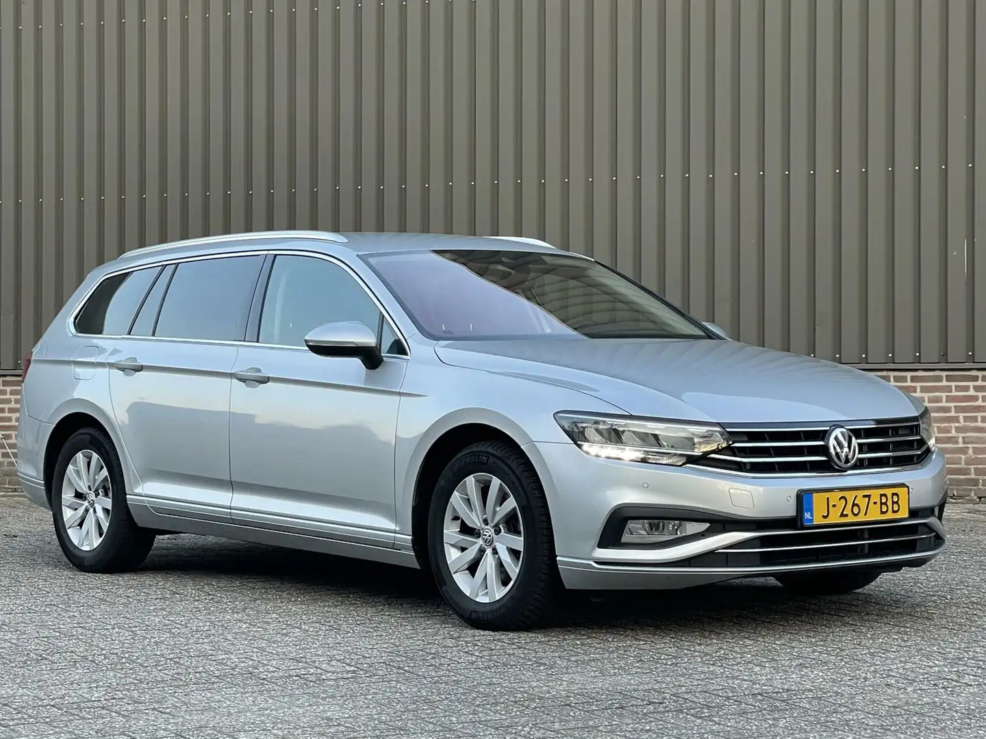 Volkswagen Passat Variant 1.5 TSI Comfort Business 2020 Grijs - 2