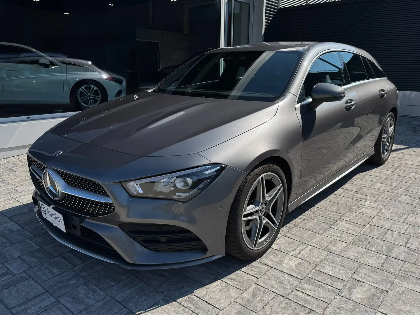 Mercedes-Benz CLA 200 Shooting Brake Premium auto Grau - 1
