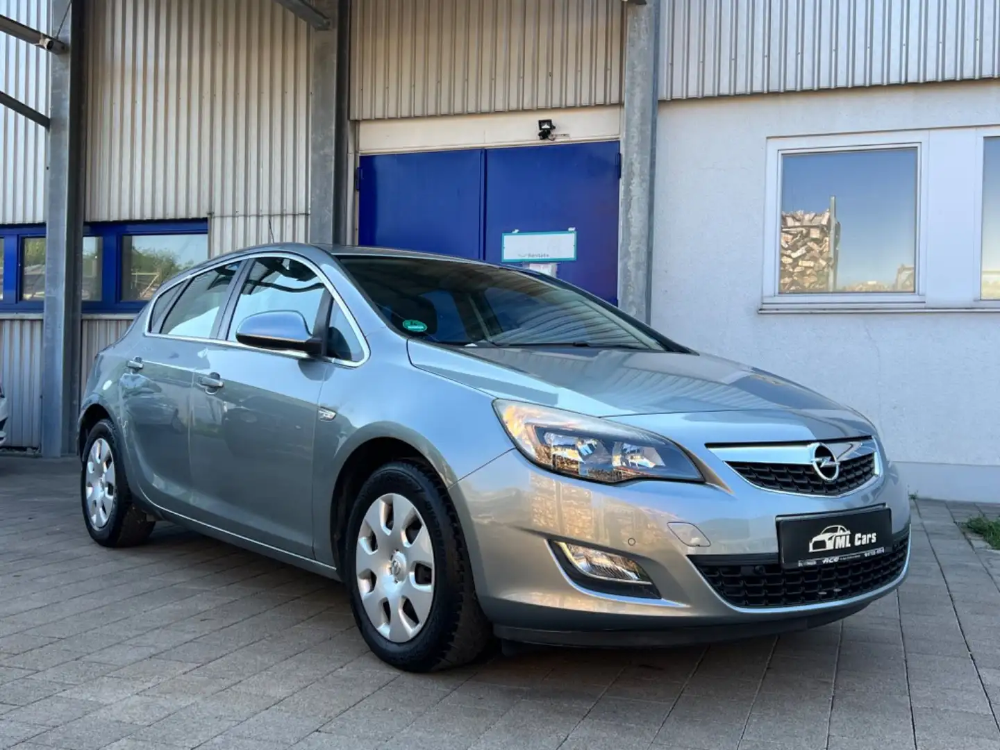 Opel Astra J Lim. 5-trg. Sport Silber - 1