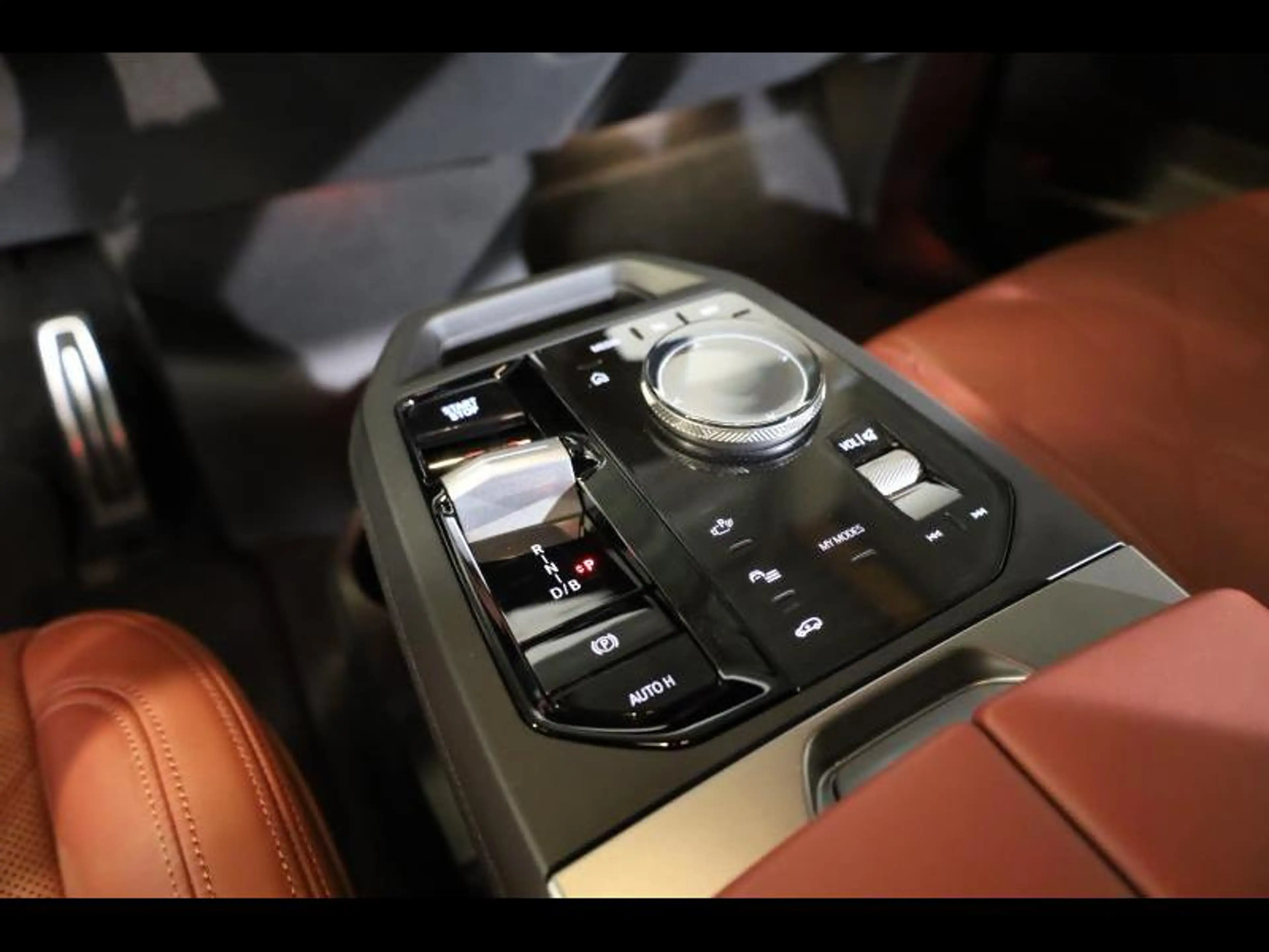 BMW iX xDrive60 Kit M Sport — photo 12