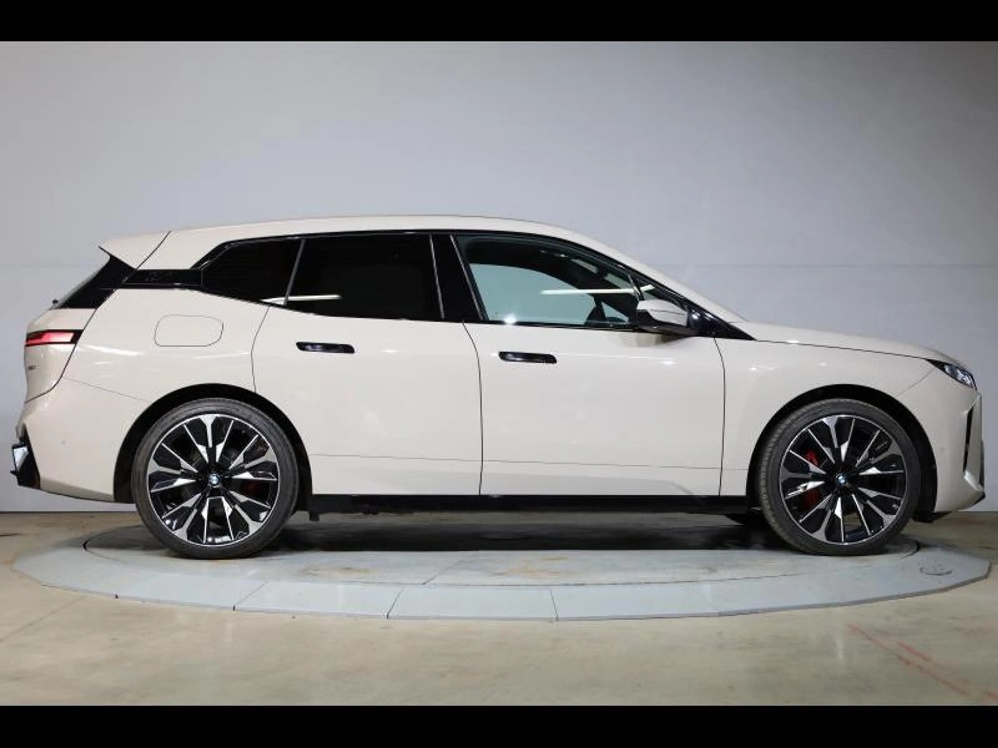 BMW iX xDrive60 Kit M Sport — photo 3
