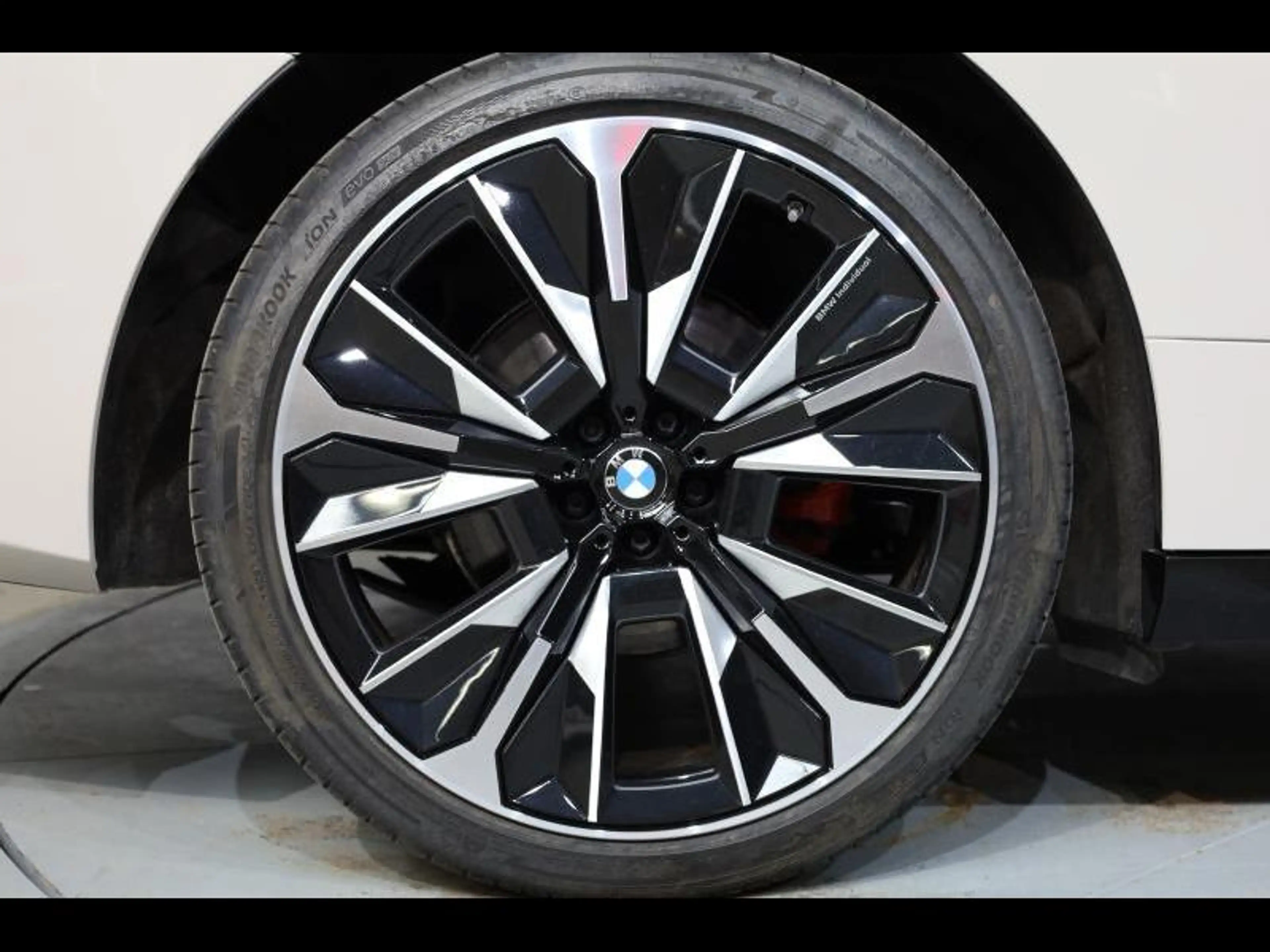 BMW iX xDrive60 Kit M Sport — photo 8