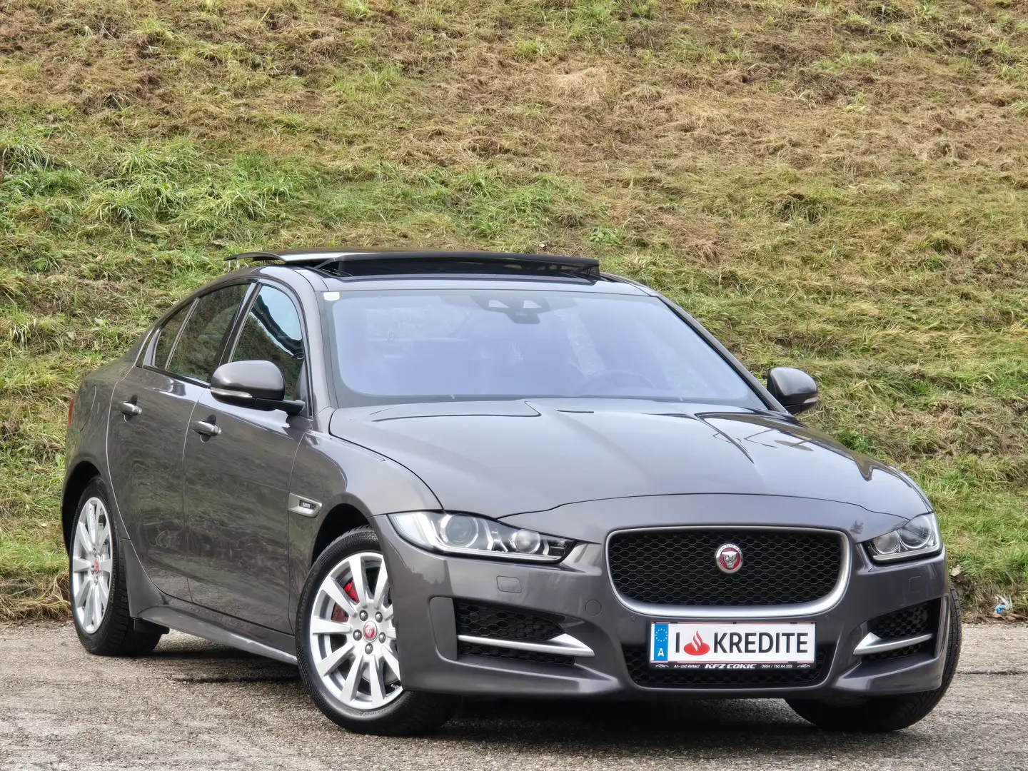 Jaguar XE R-Sport AWD Top* Kredit* Pano* Navi* RFK* Leder* Grau - 2