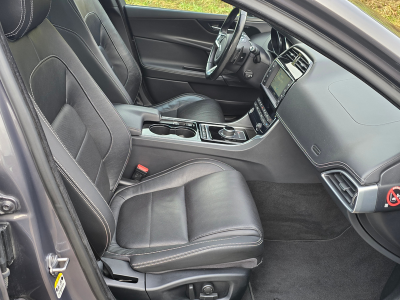 Jaguar XE R-Sport AWD Top* Kredit* Pano* Navi* RFK* Leder* — photo 15