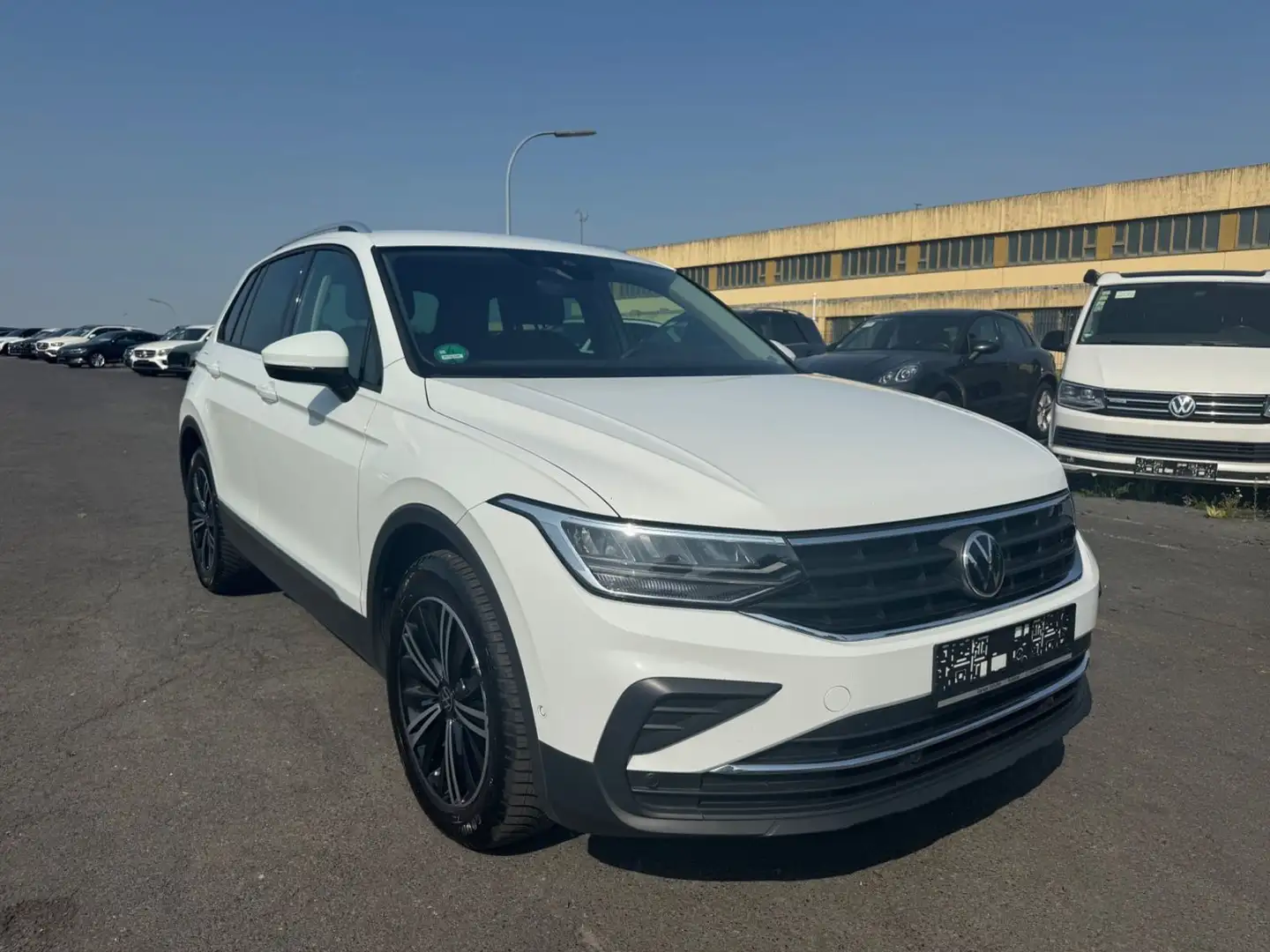 Volkswagen Tiguan Active Navi LED Kamera AHK ACC 18` Weiß - 1