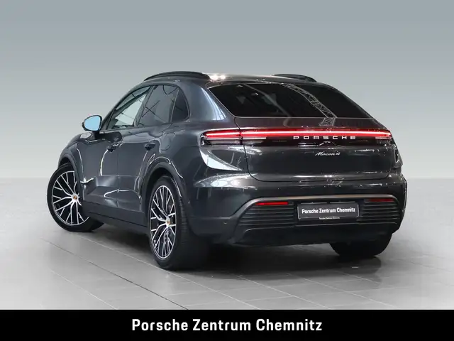 Porsche Macan view 3
