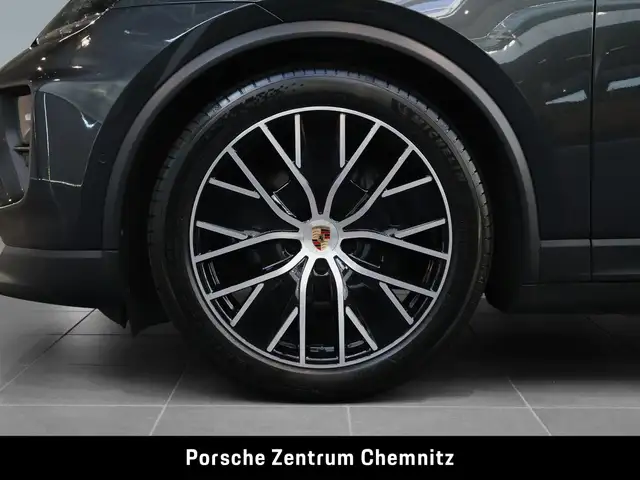 Porsche Macan view 6